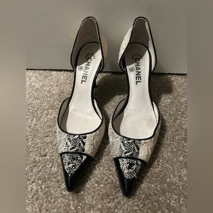 Chanel Tweed pumps
